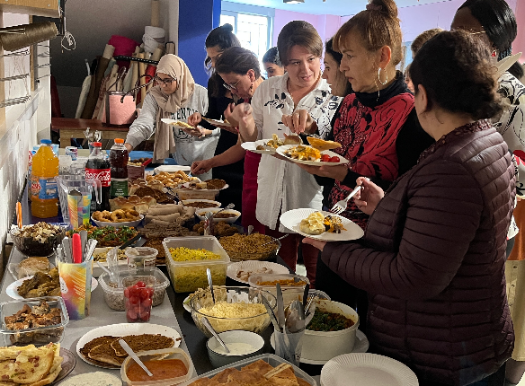 Repas partagé chez Weavers entre locaux et nouveaux arrivés