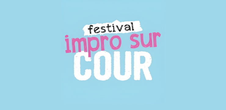Fond bleu clair, inscription "Festival Impro sur Cour" en rose et blanc 